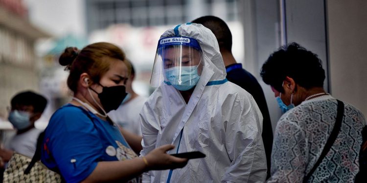 China restringe viajes al extranjero de la ciudadanía ante aumento de casos por COVID-19