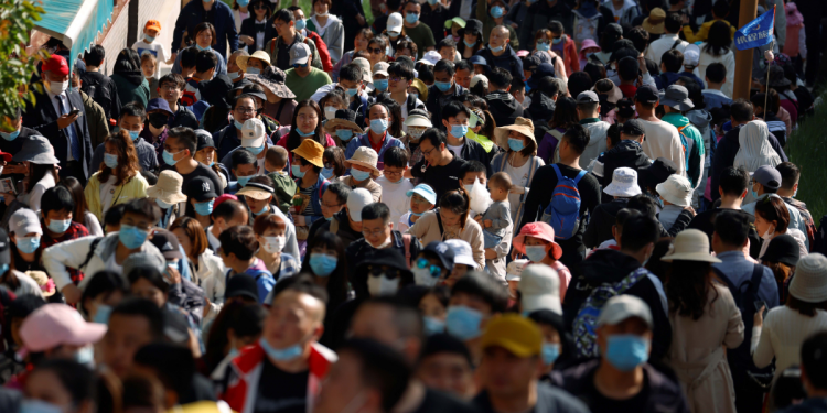 China restringe viajes al extranjero; reporta la cifra más alta de contagios desde enero
