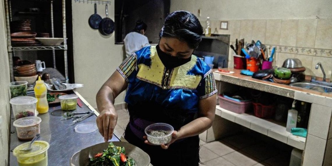 Claudia Albertina Ruiz, chef indígena, es celebrada como el futuro de la gastronomía