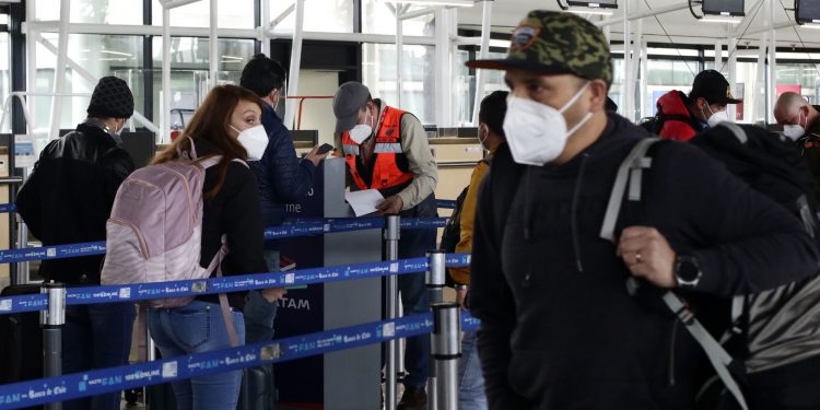 Colegio Médico pidió a las autoridades "no recomendar" viajes "turísticos" para prevenir masificación de la variante Delta
