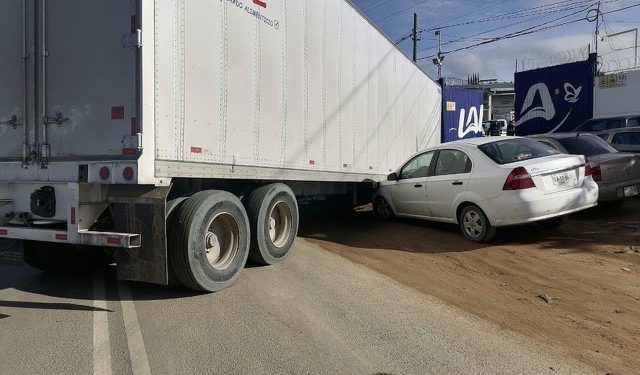 Conductor es impactado por caja de tráiler en crucero de Hacienda Blanca