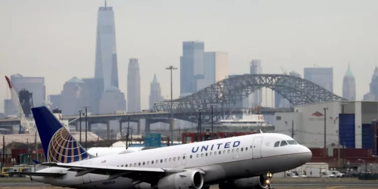 Cuál es el truco que usan los pasajeros para viajar más barato que las aerolíneas no quieren que se conozca