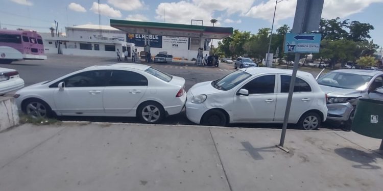 Cuatro vehículos chocan en transitado crucero de Los Mochis
