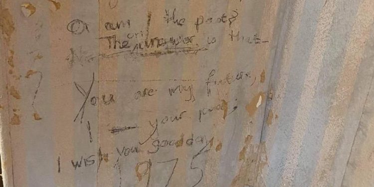 Poema sobre "viajes en el tiempo" escrito en la pared.