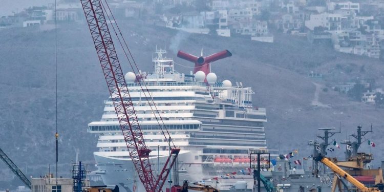 Después de 17 meses arriba crucero con turistas a Ensenada
