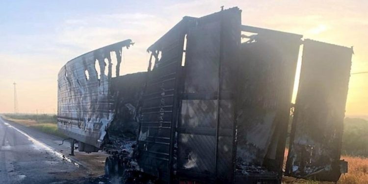 Detienen a 64 indocumentados tras incendiarse el camión que los transportaba – El Comentario