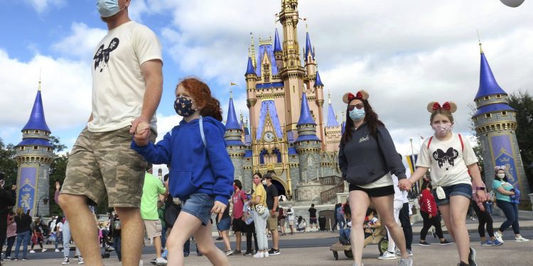 Disney World llegó a un acuerdo con los sindicatos para exigir que sus empleados estén completamente vacunados