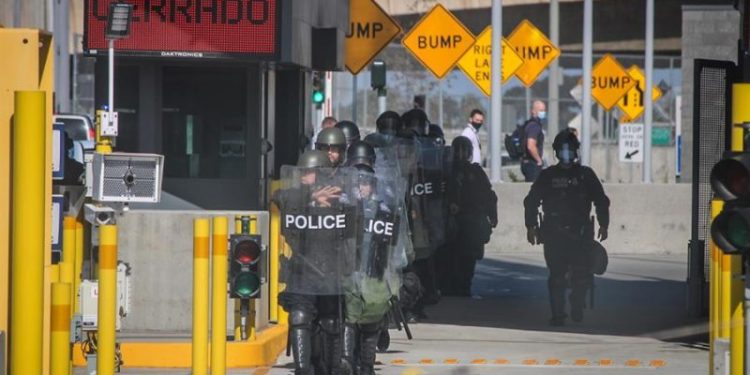 EE. UU. extiende restricciones de viajes no esenciales en frontera con Canadá y México