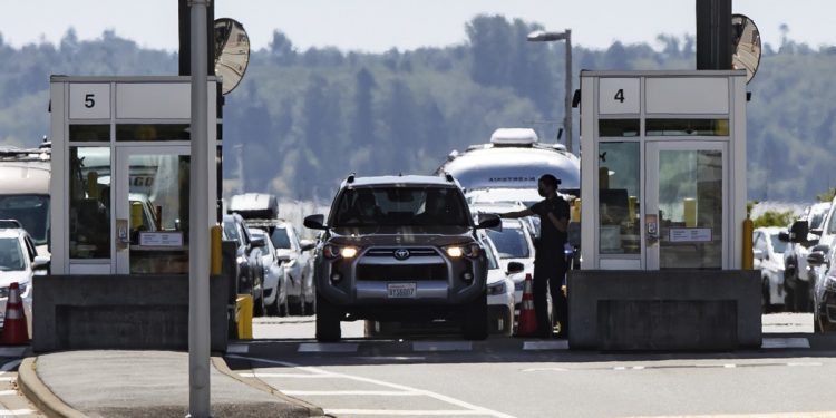 EEUU amplía prohibición de viajes no esenciales en fronteras