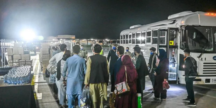 EEUU pide a sus ciudadanos mantenerse lejos del aeropuerto de Kabul a medida que crece el caos