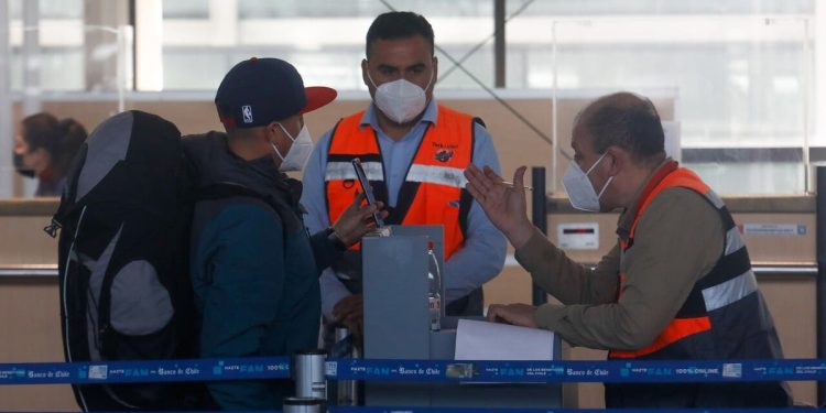 EEUU pide "reconsiderar" viajes a Chile por pandemia
