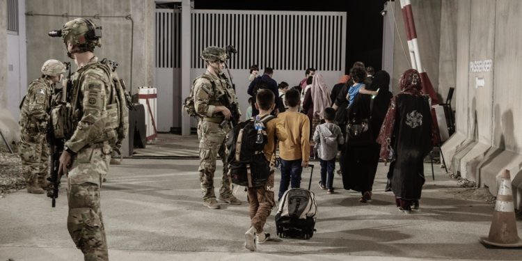Estados Unidos y 97 países acuerdan con los talibanes seguir recibiendo afganos después del 31 de agosto