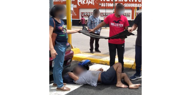 Ebrio conductor impacta a un taxi en el crucero de Tlalixtac
