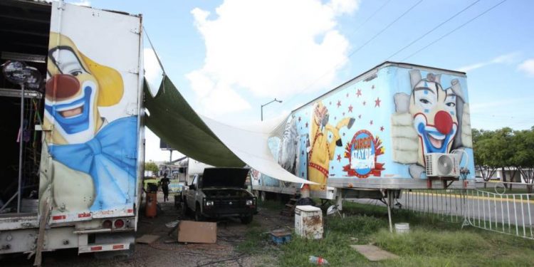 El Circo Atayde Anderson se queda atorado en Mazatlán y empleados sobreviven haciendo malabares... pero en los cruceros