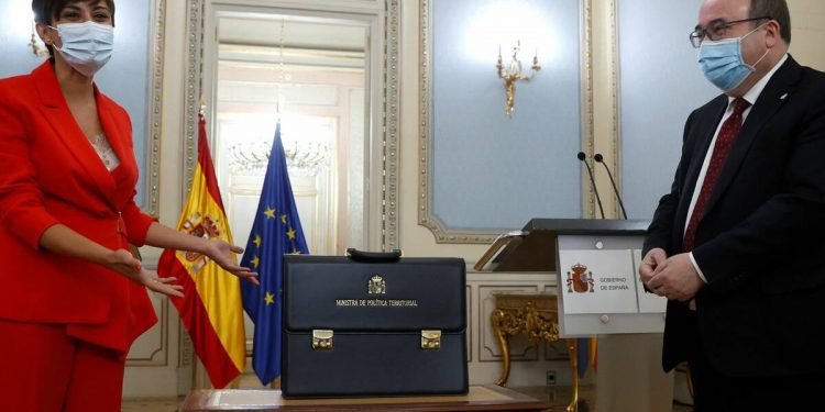 Foto: La ministra de Política Territorial, Isabel Rodríguez, recibe la cartera ministerial de su predecesor Miquel Iceta, este lunes, durante una ceremonia en el Ministerio de Política Territorial, en Madrid. (EFE)