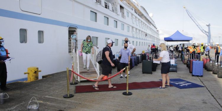 El Star Breeze, comandado por un panameño, inaugura temporada de cruceros en el país