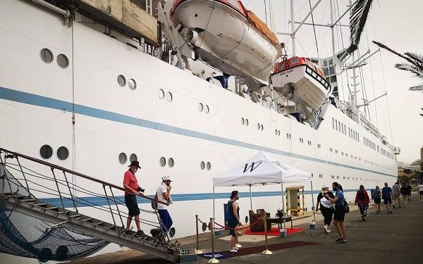 El crucero Wind Surf vuelve a escalar en el Puerto de Almería