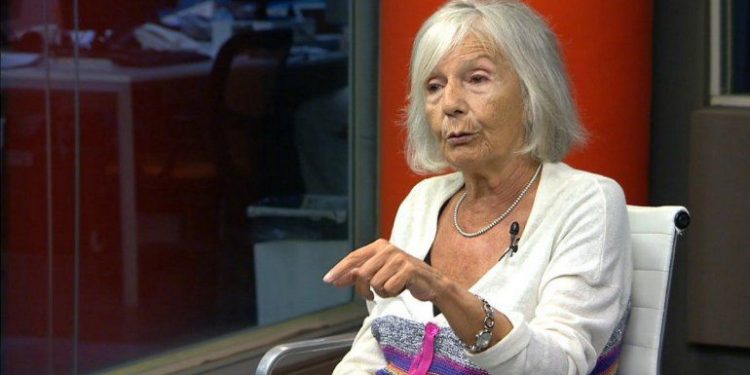 Sarlo criticó la reivindicación de la soberanía argentina sobre las islas. “Cuando la gente dice ‘las Malvinas son argentinas’ no se sientan ni un minuto a pensar, si son argentinas, si no son argentinas, ni qué son las Malvinas. Galtieri mandó militares a Malvinas y eso fue un acto nacional psicótico”.