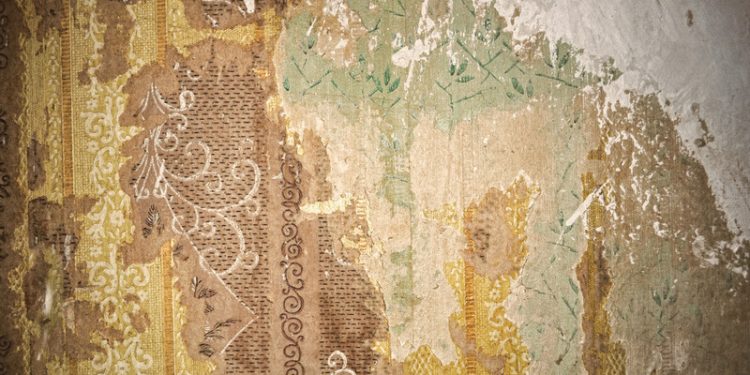 El misterioso mensaje sobre 'viajes en el tiempo' que una familia descubrió debajo del papel tapiz de su casa