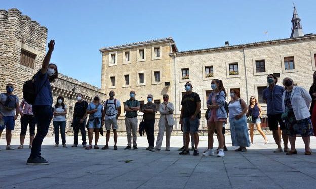 Valencianos, catalanes, malagueños y algunos portugueses aprovecharon la mañana de ayer para completar una visita al Casco Medieval. /ALEJANDRO ERNESTO