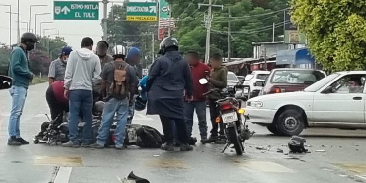 Embisten a motociclista en Crucero de Tlalixtac