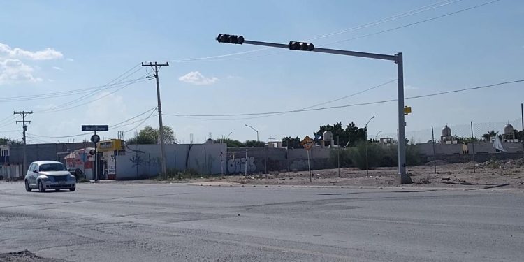 Autoridades preparan la puesta en marcha de algunos cruceros con semáforos en la carretera a Santa Fe de Torreón, rúa que ha registrado algunos percances viales desde hace años debido y que tiene un creciente tránsito de vehículos de toda clase. (ROBERTO ITURRIAGA)