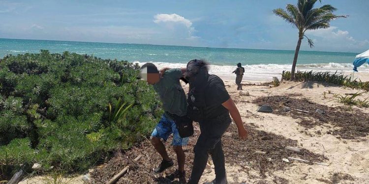 Entra la autoridad a Isla Blanca y detienen a dos vendedores con droga – Pedro Canché Noticias