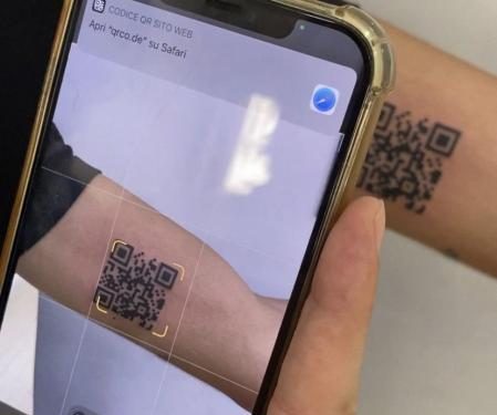 El joven italiano se ha tatuado el código QR en su piel