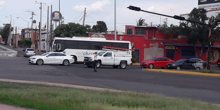 Exhorta Tránsito de Culiacán a conductores que cedan el paso por semáforos descompuestos