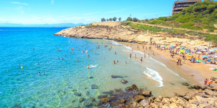 Govit-19: Posible 'desastre' de la lista de vigilancia de viajes ámbar - con temores de que las vacaciones españolas se vean afectadas primero