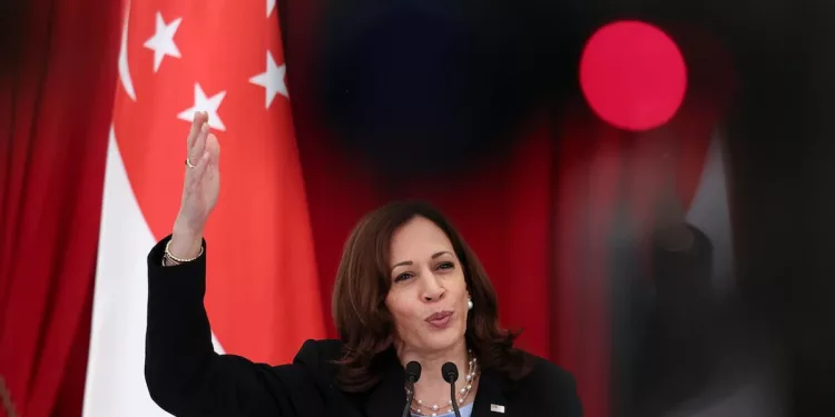 Harris: habrá que evaluar lo ocurrido en Afganistán pero lo crucial es evacuar