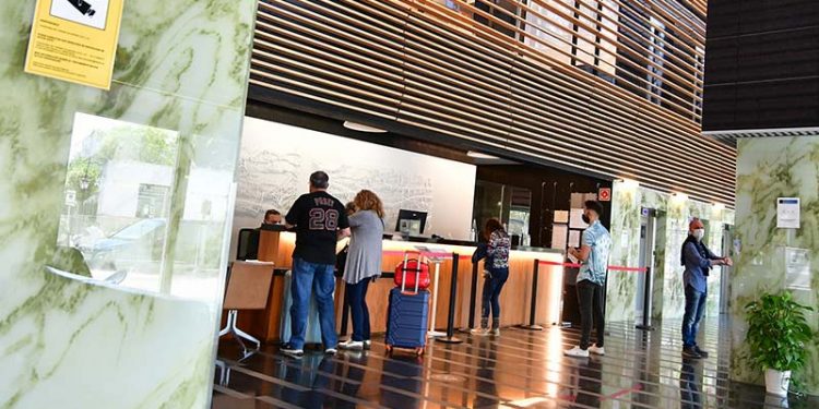 Hoteles gaditanos alojaron en julio a 342.200 turistas; los nacionales, sobre todo andaluces y madrileños, compensan la caída de foráneos