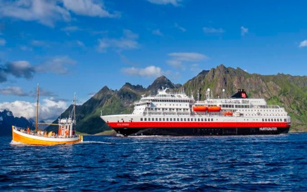 Hurtigruten suma buque híbrido en salidas desde Hamburgo
