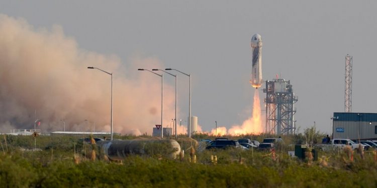 Jeff Bezos viaja al espacio para impulsar los proyectos de su compañía de cohetes