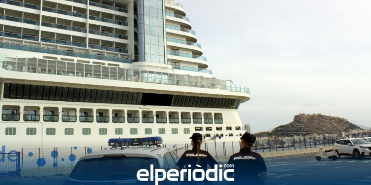 La Policía Nacional da consejos sobre turismo seguro a los pasajeros de un crucero atracado hoy en Alicante