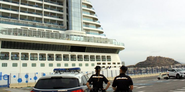 La Policía da consejos a los pasajeros del crucero atracado en Alicante