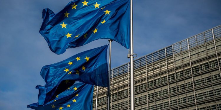 La UE limita viajes turísticos desde Estados Unidos por el covid-19
