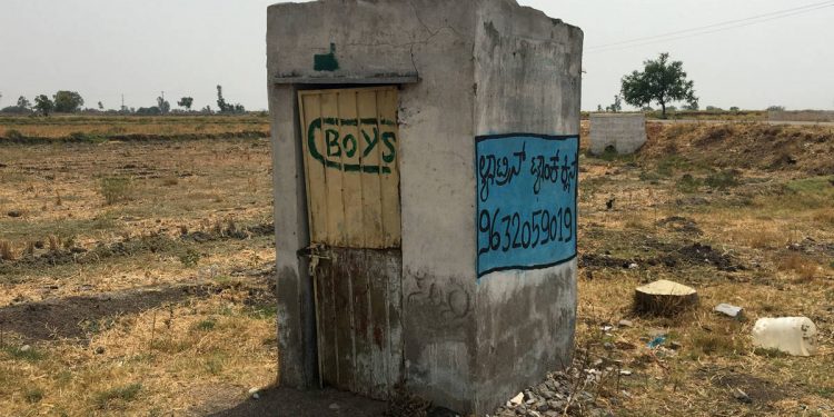 Foto: A toilet is pictured in a field outside a school near jaikisan camp village