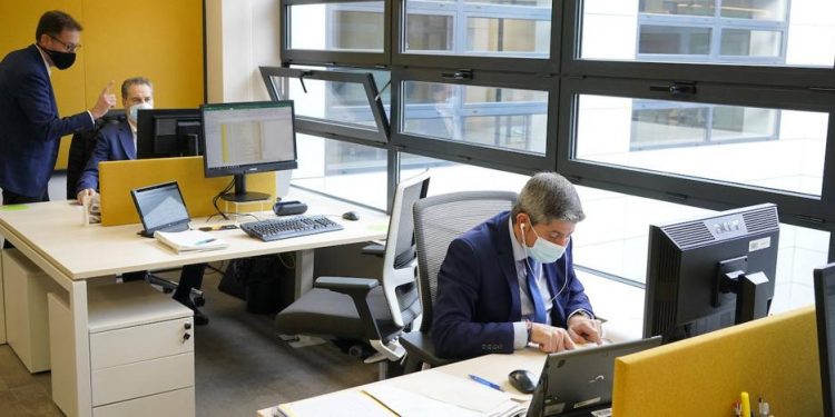 Las grandes empresas retoman la actividad presencial tras más de un año teletrabajando