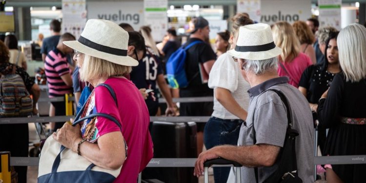 Las restricciones de viajes a EU en Europa provocan la caída de aerolíneas mundiales