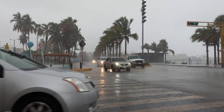 Llama Proteccion Civil y Tránsito Municipal de Mazatlán evitar los cruceros peligrosos por inundaciones