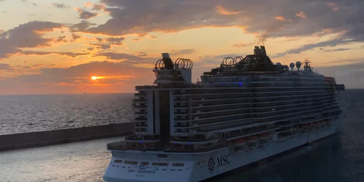 La recomendación de los CDC emitida hoy, indica que las personas que no están completamente vacunadas, deben evitar viajar en cruceros.