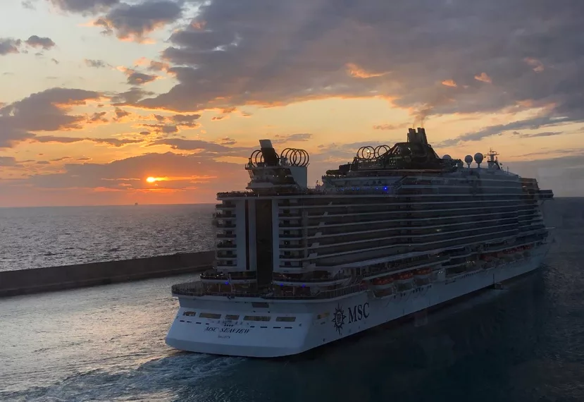 La recomendación de los CDC emitida hoy, indica que las personas que no están completamente vacunadas, deben evitar viajar en cruceros.