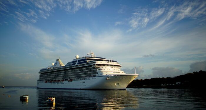 Los CDC piden a los viajeros con alto riesgo de COVID-19 severo que eviten los cruceros