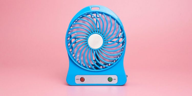 Ventilador azul sobre fondo rosa