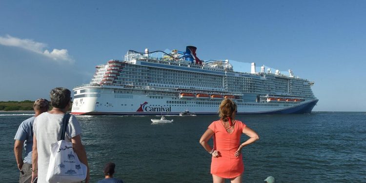 Los cruceros Carnival exigirán a los pasajeros mayores de 12 años estar vacunados contra el COVID-19