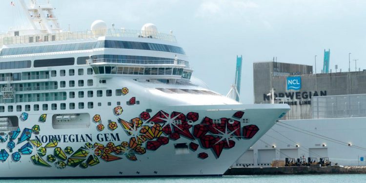 Los reveses del gobernador de Florida en su pelea contra escuelas y cruceros