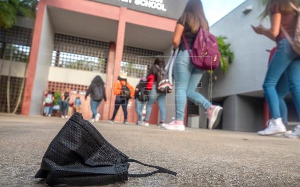 Los reveses del gobernador de Florida en su pelea contra escuelas y cruceros