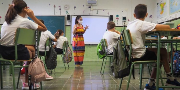 Maestra dando clase en un colegio de Santa Cruz (imagen de archivo). SERGIO MÉNDEZ