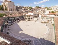 A unos 50 kilómetros del centro de Madrid, en la comarca de Las Vegas, es uno de los lugares más visitados durante todo el año. Por sus calles empedradas podemos acceder a la pintoresca plaza Mayor, una arquitectura tradicional de forma circular con edificios de tres plantas repletos de balcones de madera llamados claros. Lugar de rica gastronomía como asados en horno de leña, sopa de ajo, cocido, dulces conventuales y el producto que le ha dado fama: el anís.